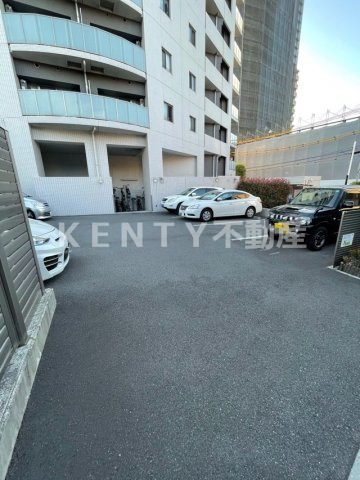 駐車場　駐車場があるので、車を買う予定の方も安心です