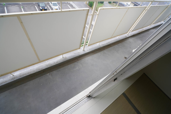 バルコニー　同じ建物の別なお部屋
