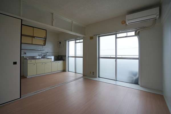 居室・リビング　同じ建物の別なお部屋