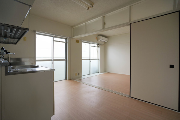 居室・リビング　同じ建物の別なお部屋