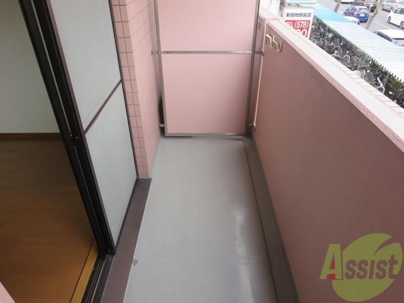 バルコニー　一週間分の洗濯も干せちゃいます。一服もできますよ。
