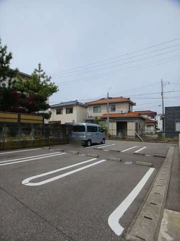 駐車場　車をお持ちの方に嬉しい駐車場付きの物件です