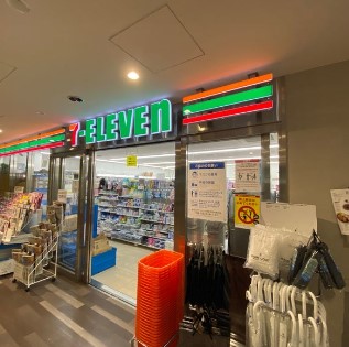 コンビニ　セブンイレブンAIM日本医科大学付属病院店（コンビニ）まで310m
