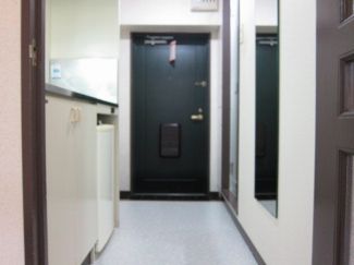 玄関　同建物の別部屋のお写真です。