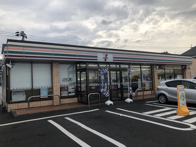 コンビニ　セブンイレブン（コンビニ）まで717m