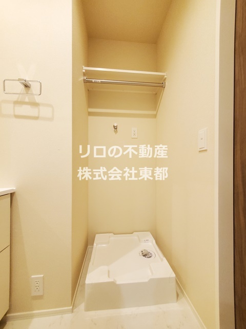 その他　上部ラックも便利な洗濯機置場♪