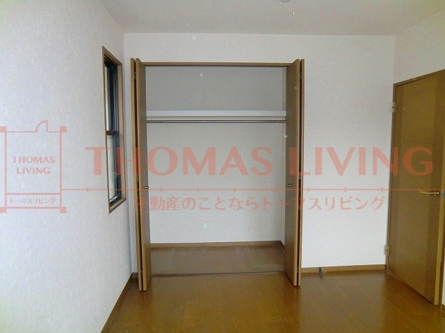 収納　お洋服もかけて収納できます。上段にも物を置くことができます。