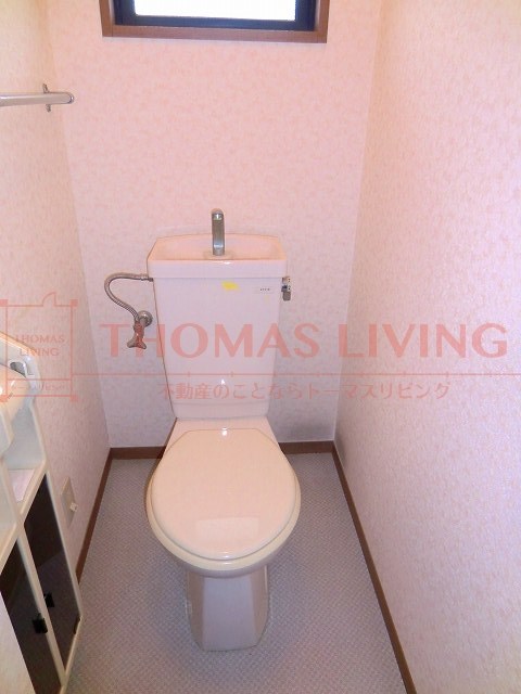 トイレ　換気のしやすい小窓付き。(写真は別号室)