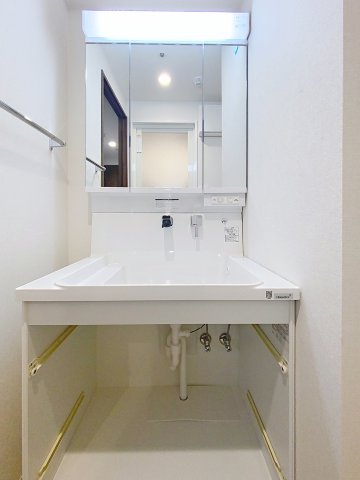 洗面設備　ほかのお部屋の写真を使用しております。
