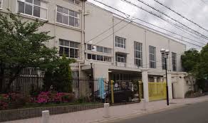 小学校　神戸市立湊川中学校（小学校）まで454m