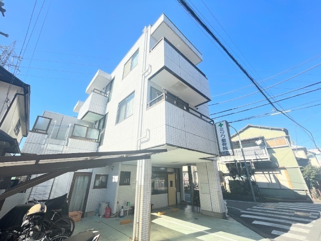 建物外観　大通りから１本入ったところにあり静かな立地