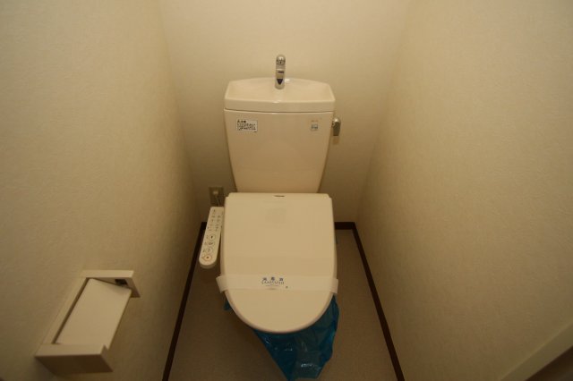 トイレ　別のお部屋の参考写真となります