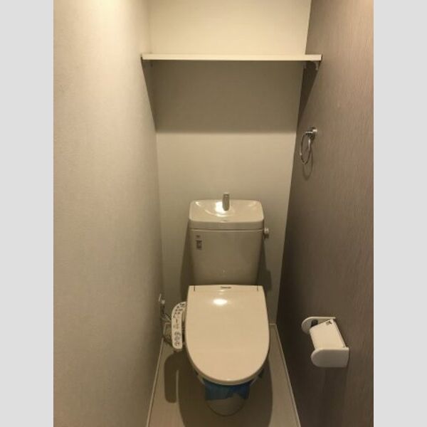 トイレ　※写真は同じマンションの違う部屋のものです