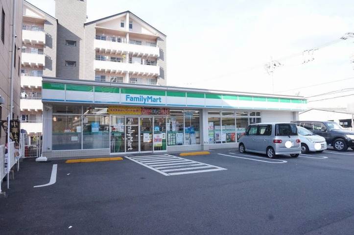 コンビニ　ファミリーマート（コンビニ）まで820m