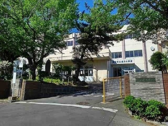 小学校　秋田市立旭川小学校（小学校）まで525m