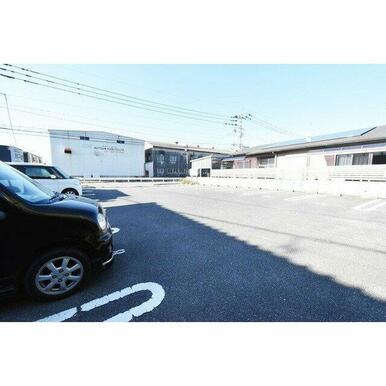 駐車場　駐車場があるので、車を買う予定の方も安心です