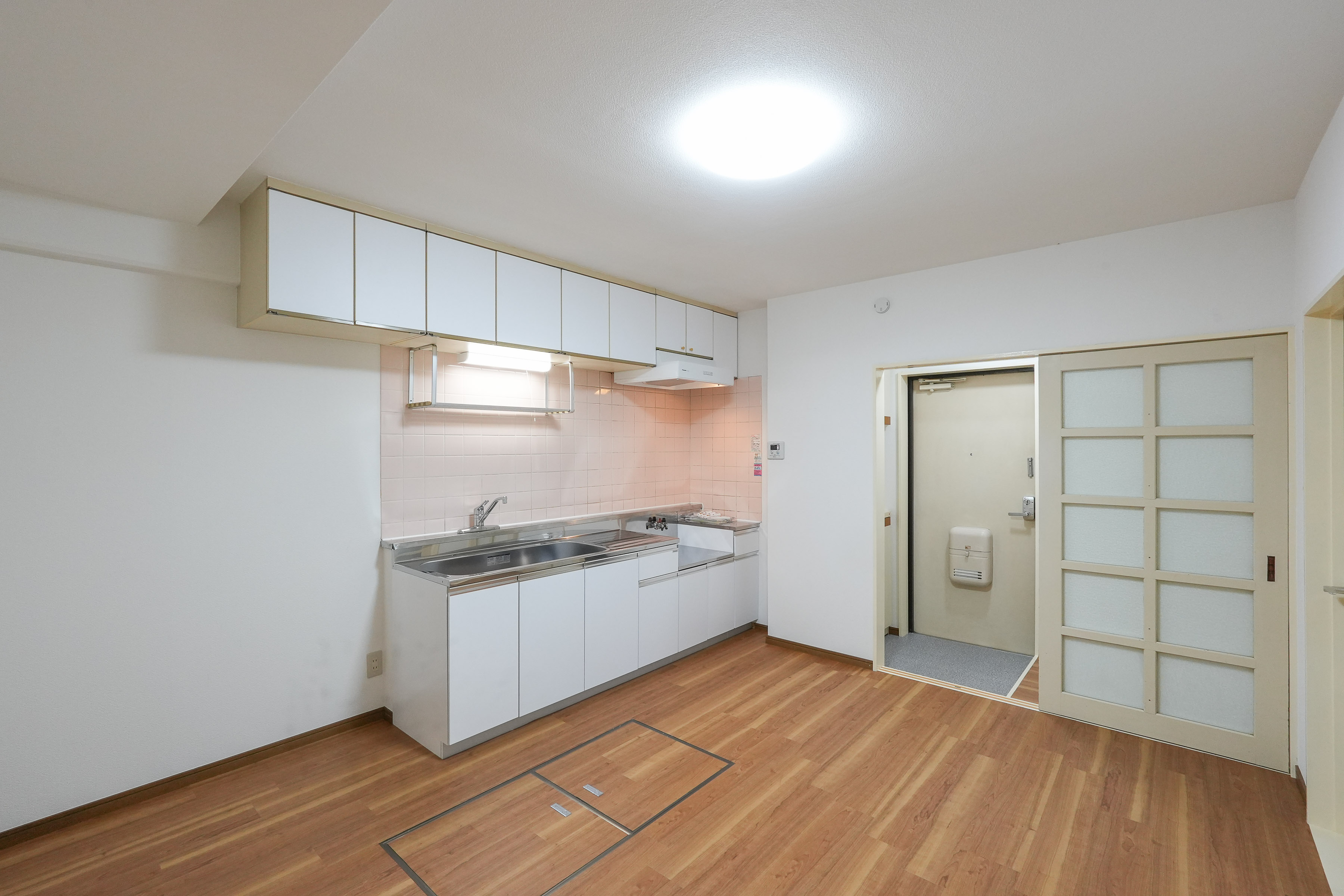 居室・リビング　同建物別部屋写真となります