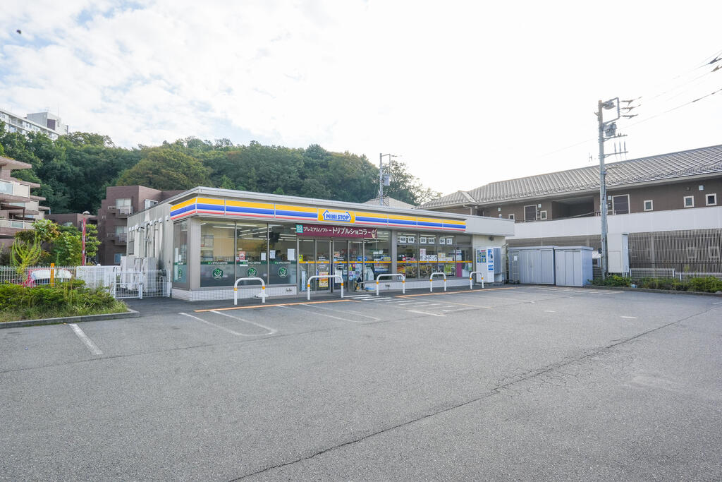 コンビニ　ミニストップ港北日吉本町店（コンビニ）まで213m