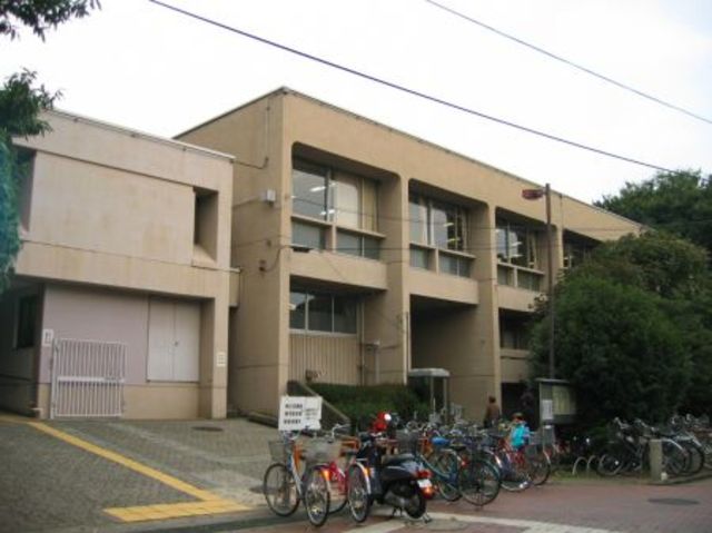 図書館　世田谷区立梅丘図書館（図書館）まで701m
