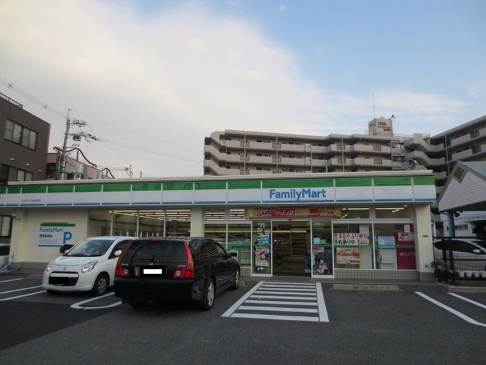 コンビニ　ファミリーマートトヨタくずは牧野店（コンビニ）まで121m