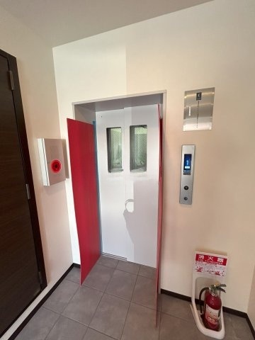ロビー　エレベーター有り