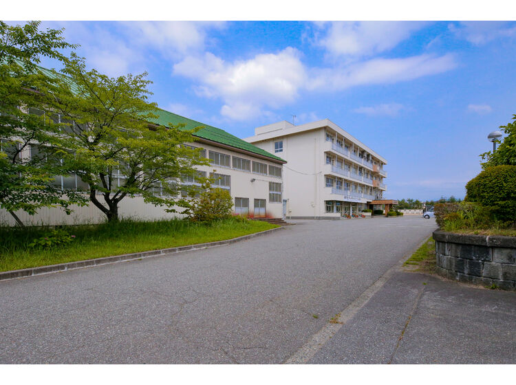 中学校　富山市立山室中学校（中学校）まで781m