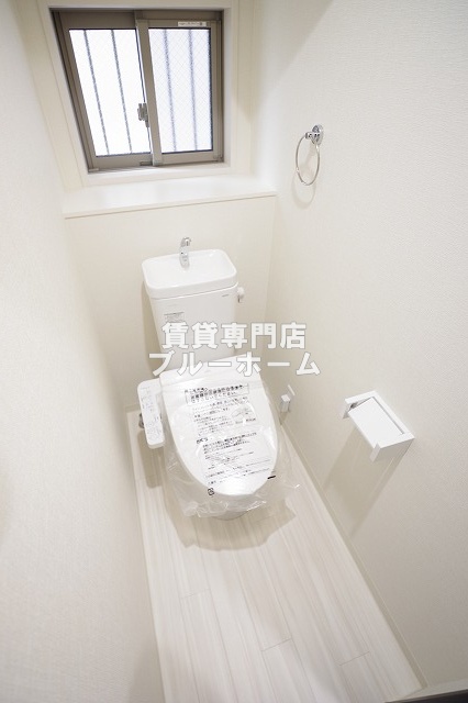 トイレ　温水洗浄便座付き！