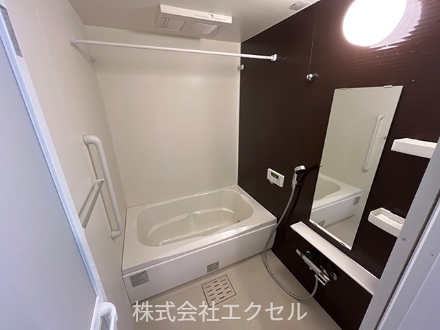 バス・シャワールーム　浴室乾燥機・追い焚き機能付きの浴室です。