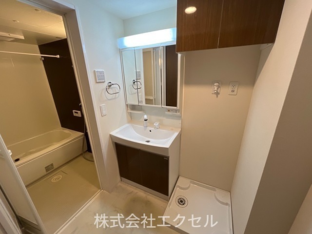 洗面設備　朝に便利な独立洗面台です。
