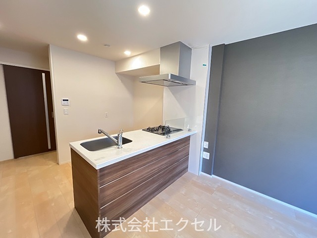 キッチン　３口コンロのシステムキッチンです。