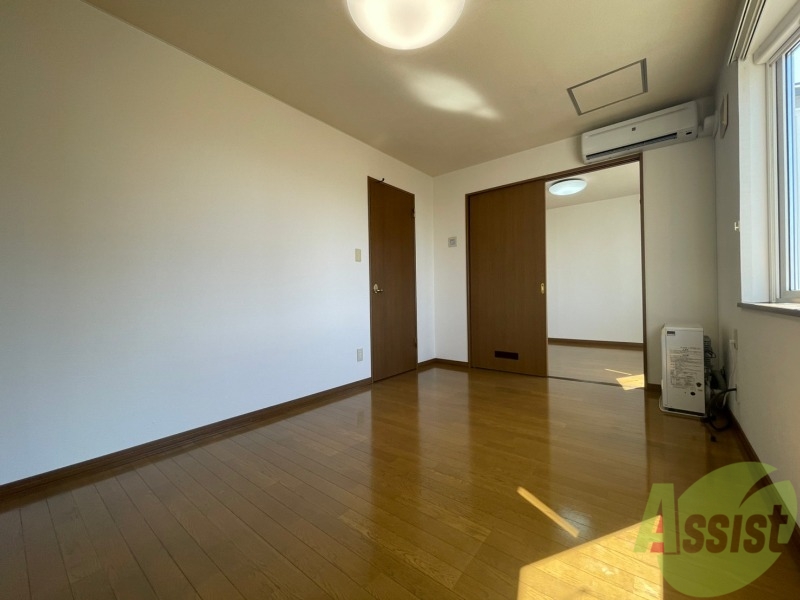 居室・リビング　木目のフローリングは落ち着きのある印象のお部屋になりますね。