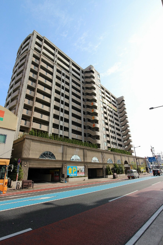 建物外観　国道沿いに聳え立つ分譲マンションです。