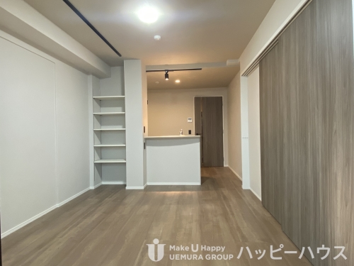 居室・リビング　※実際のお部屋は反転となります。