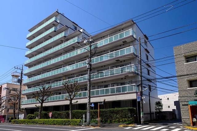 建物外観　鉄筋コンクリート造のがっちりとした建物。
