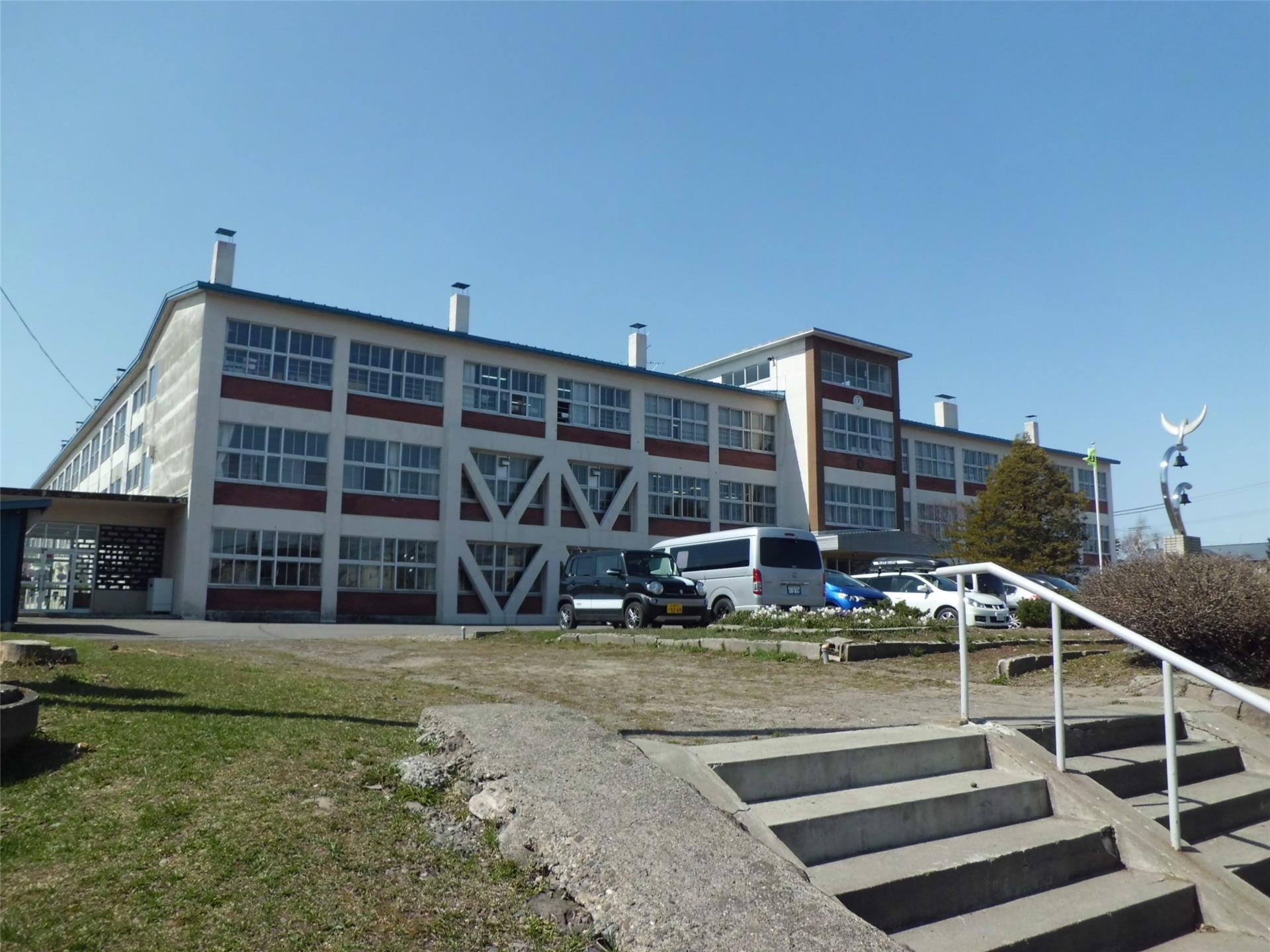 小学校　滝川市立第一小学校（小学校）まで850m