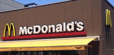 飲食店　マクドナルド（飲食店）まで850m