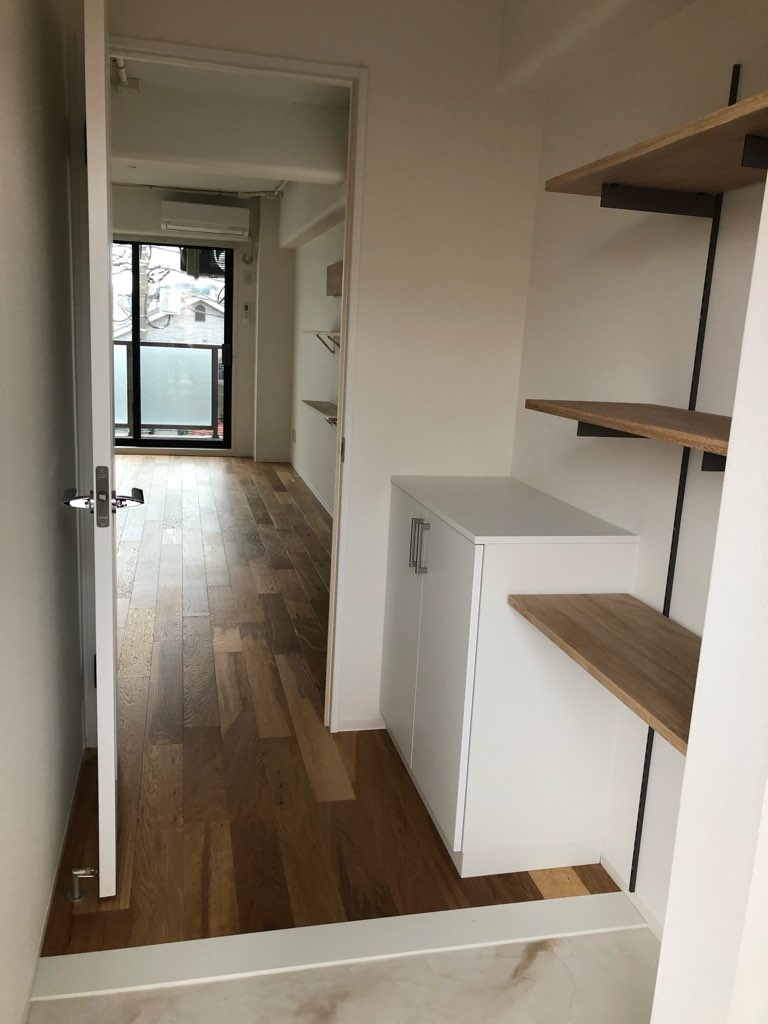 玄関　玄関たたきはベルギーの左官材のMORTEX（モールテックス）