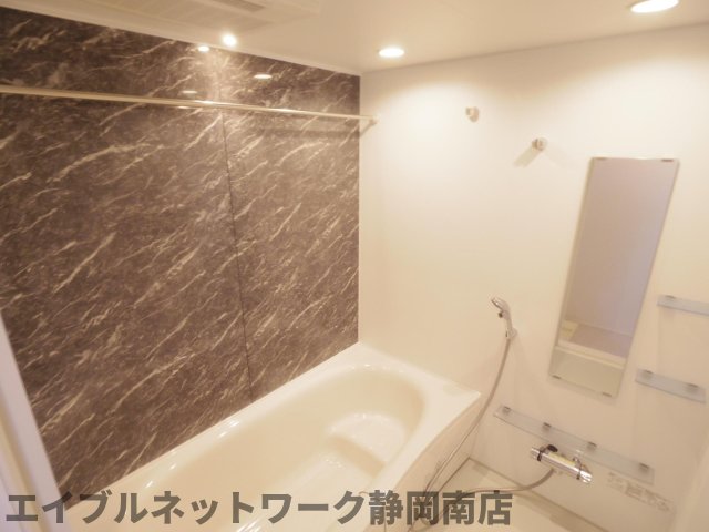 バス・シャワールーム　落ち着いた空間のお風呂です