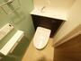 トイレ　落ち着いた色調のトイレです