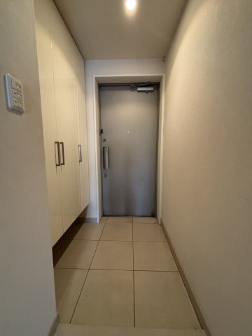 玄関　高級感あふれる玄関、大きいシューズボックスで家族の靴も難なく