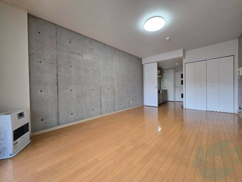 その他部屋・スペース　寝室はこちらです。光が差し込む、温かみのあるお部屋です。