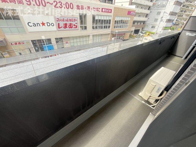 バルコニー　暖かな日差しのふりそそぐバルコニー