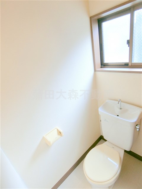 トイレ　窓と温水洗浄便座付きのトイレ