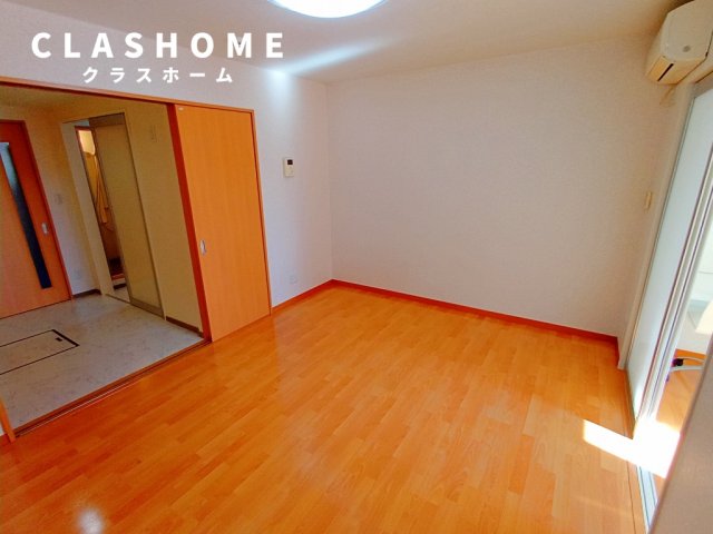 居室・リビング　同物件の別部屋になります。
