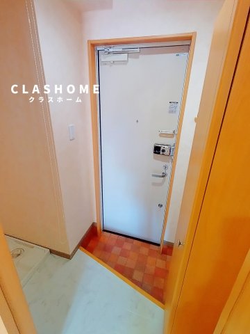 玄関　同物件の別部屋になります。