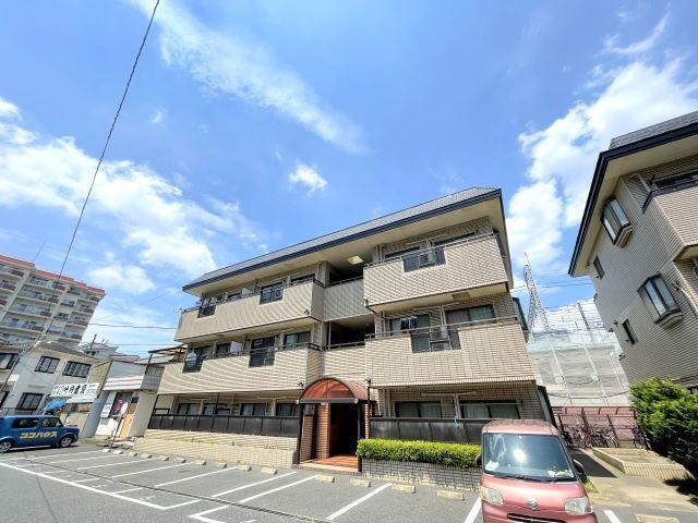 建物外観　前面駐車場につき日当たり良好