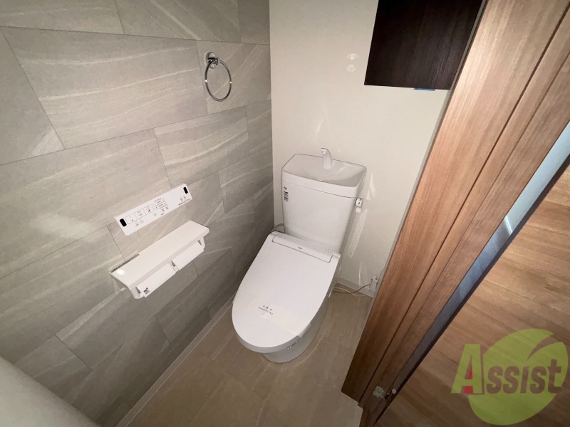 トイレ　トイレはウォシュレット付きで、横には棚がございます。