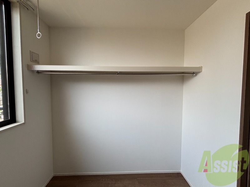 収納　洋室３．５帖のお部屋には、収納スペースがございます。