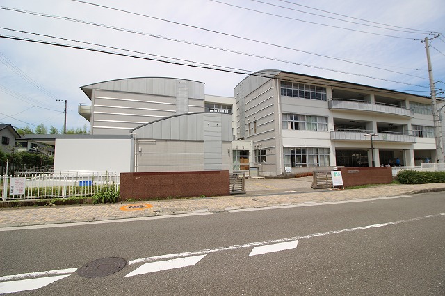 小学校　横内小学校（小学校）まで909m