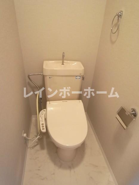 トイレ　落ち着いた色調のトイレです